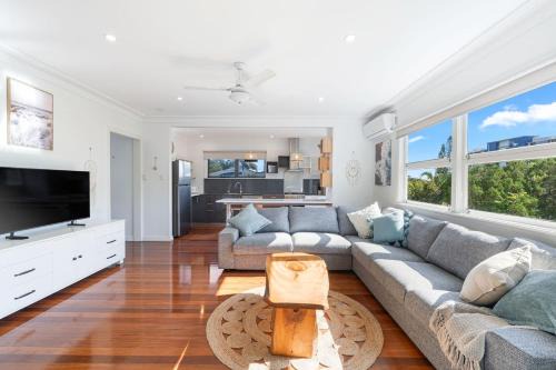 'Highview' Queensland Coastal Charm steps from Beach
