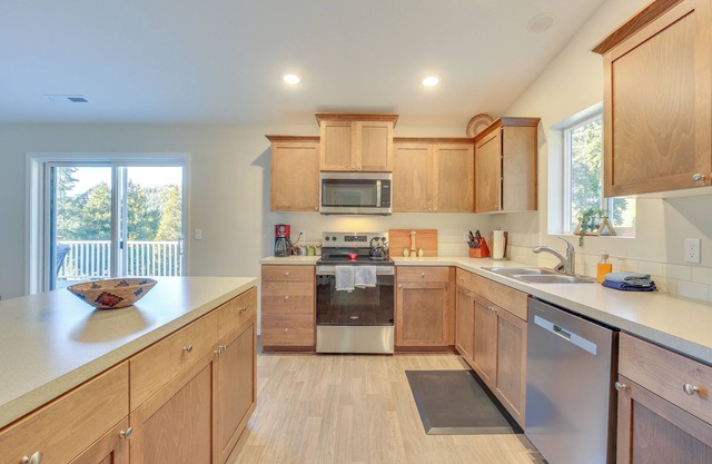 Hike, Bike & Ski: Oakridge Home ~ 3 Mi to Trails!