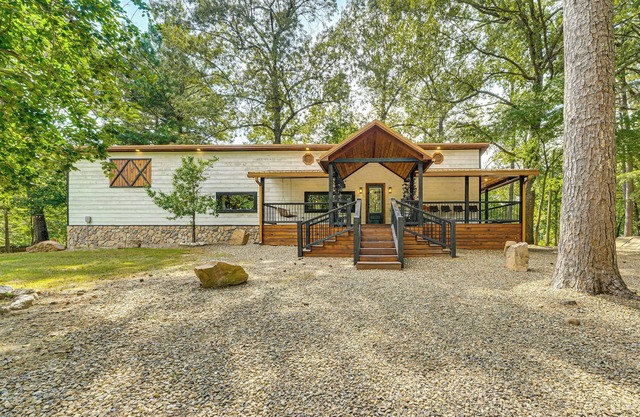 Hike, Fish & Unwind: Cabin w/Yard in Broken Bow!