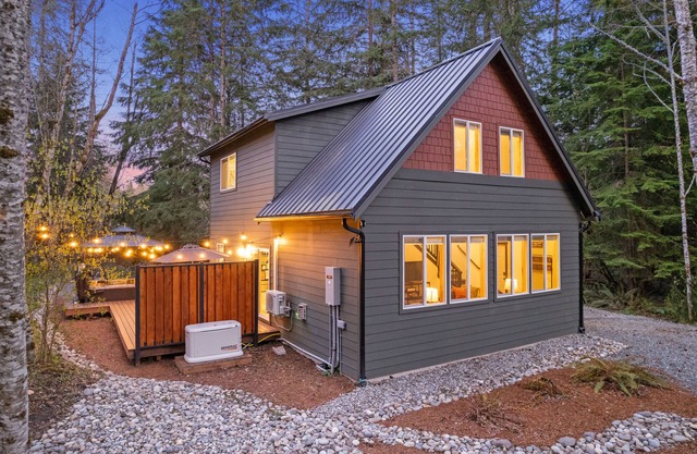 ‘Hiker’s Haven’ w/ Hot Tub - Near Mt Rainier!