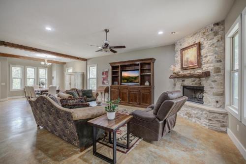 Hill Country Escape Hot Tub Pet Friendly