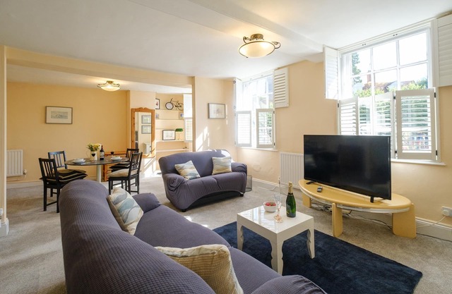 Hill House Apartment - sleeps 2 guests in 1 bedroom