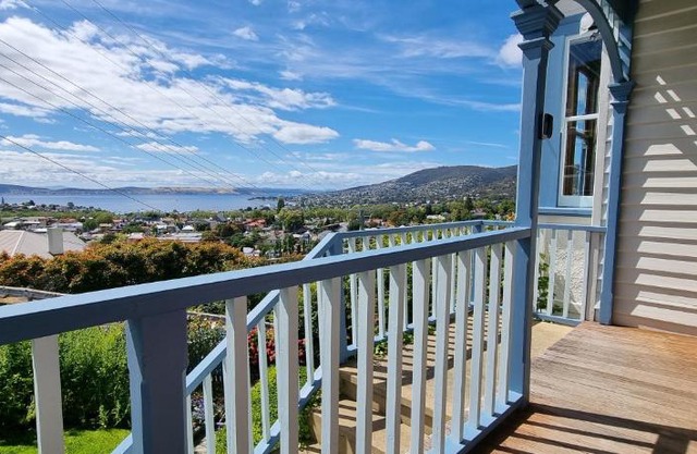 Hill House Hobart - Charming home, stunning views close to city