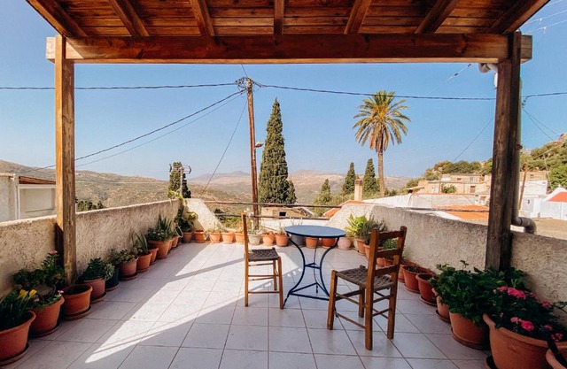 HILL SANDALI HOUSE