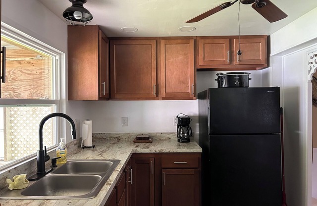 Hillbilly Hideaway - Dunn's Creek & St. Johns River 2 Bdrm and 2 Bath.