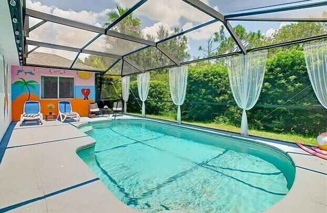 Hillcrest Hideaway, Peaceful 4 Bed Pool Home with Games and Minutes from Disney