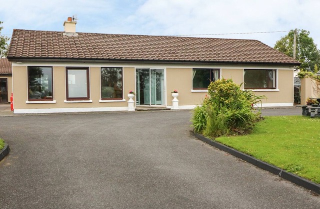 HILLGROVE HOUSE, family friendly in Killorglin, County Kerry