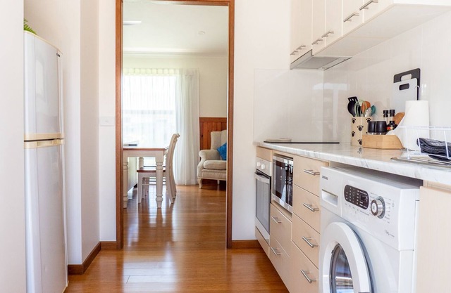Hills End Currimundi - Self Contained - Walk to Lake and Beach