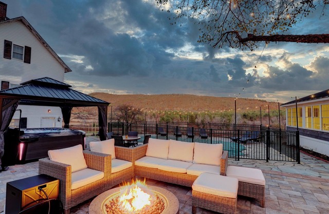 Majestic views Hot tub Firepit Games Sleeps 14