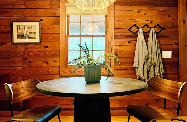 Hillside Cabin, a Stylish Retreat, 8 min to town