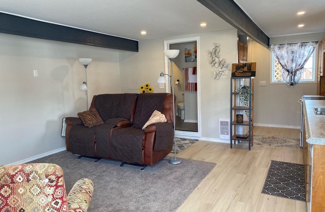 Hillside Cottage, 5 minutes to Stephenville, skiing and snowmobile trails.