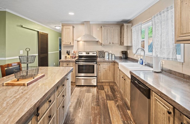 Hillside Gem w/ Hot Tub! Sleeps 10. Huge, Family/Dog-Friendly, and Close to DT!