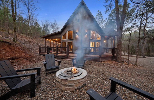Hillside Harmony - hot tub, luxury shower room, patio Pine Lake Broken Bow