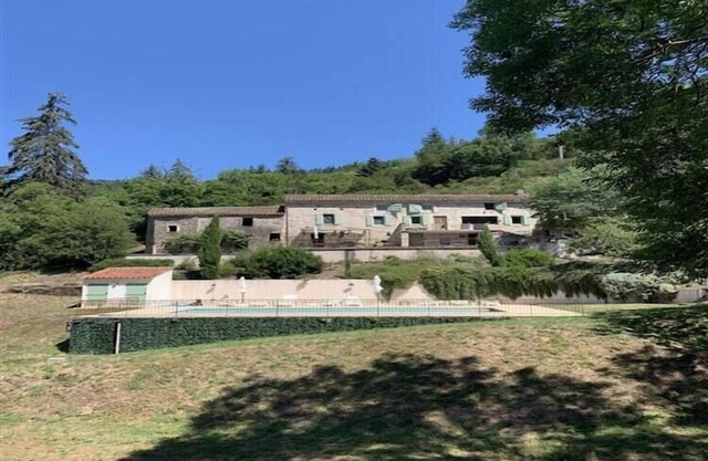 Casa en Courniou con Piscina y Vistas