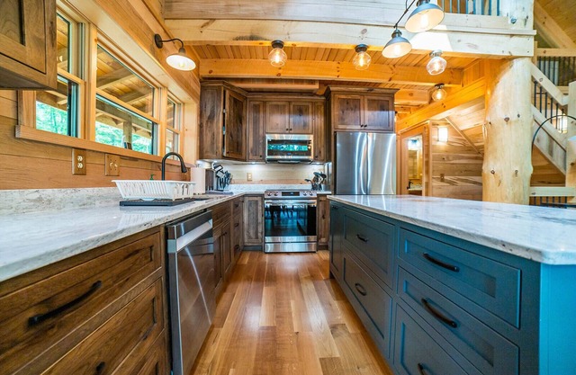 Hillside Hideaway - Cabin on 6 acres