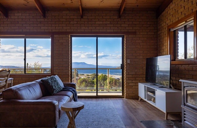 'Hillside Hideaway' - Charming Coastal Shack with Panoramic Views