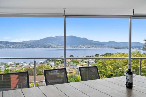 Hillside Hideaway Sleeps 10 Stunning Views