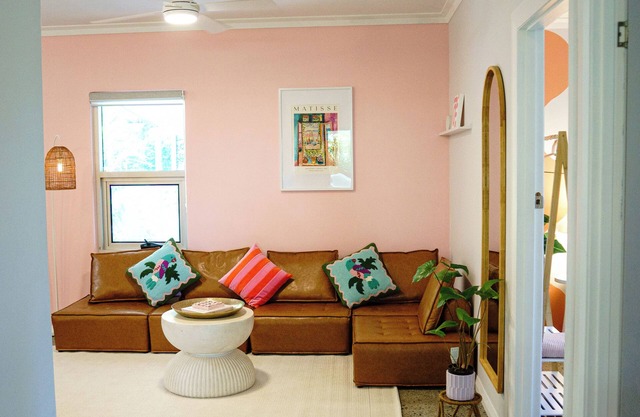 Hillside Hideaway: vibrant retreat surrounded by hiking trails - mins from city!