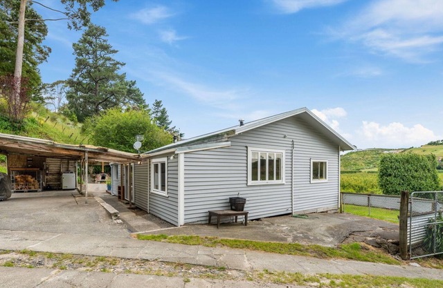 HILLSIDE HONEY – NAPIER HOLIDAY HOME, with a garden in Napier