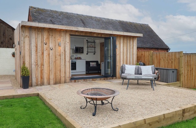 HILLSIDE HUT, pet friendly, with hot tub in Ashbourne