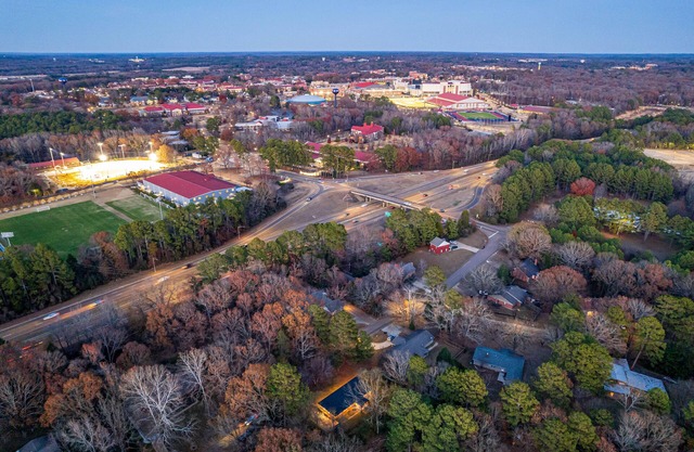 Hillside Ranch Patio with BBQ Grill Walking Distance to Campus & Square.