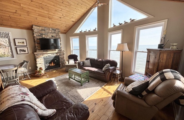 - Hillside Shores Cottage – Scenic Decks, Cozy Vibes & Private Owned Beach