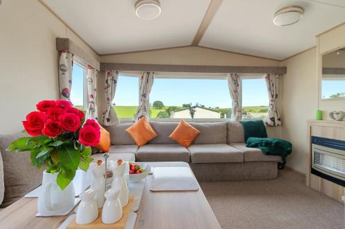 Hillside Splash Retreat - Heated Communal Swimming Pool & Fishing Nearby
