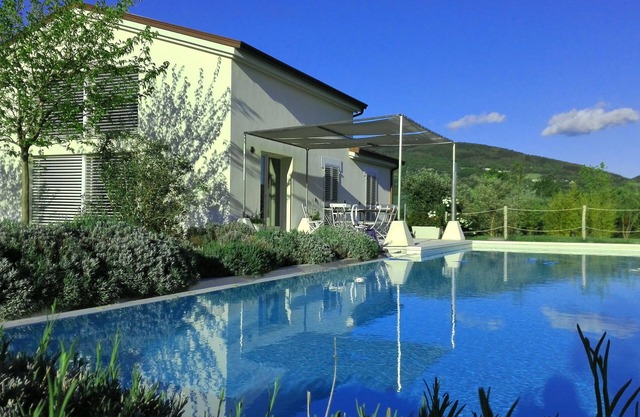 Villa en la ladera con piscina y jacuzzi - cuevas de Frasassi