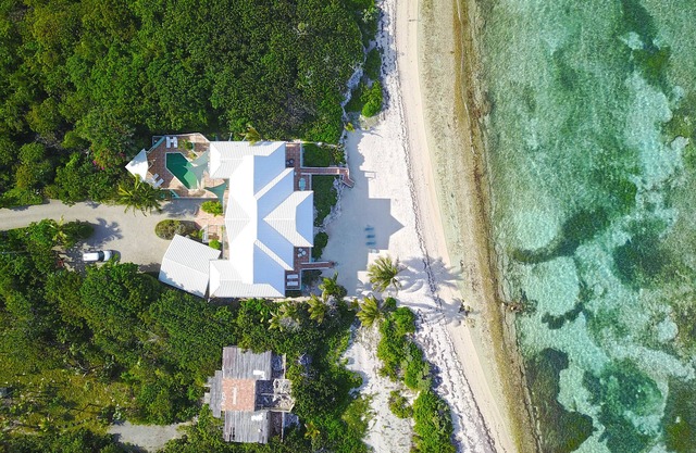Hilltime: Villa Rum Point con piscina, amplia playa y terrazas frente al mar