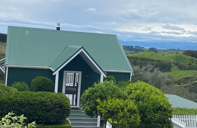 Hilltop Cottage in Ohiwa with beautiful range and beach views
