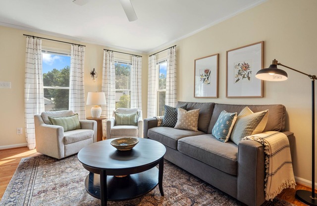 Hilltop cottage - Midtown Raleigh - pet friendly