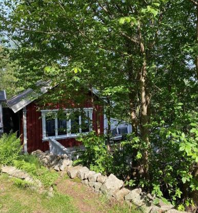Hilltop fjord cottage
