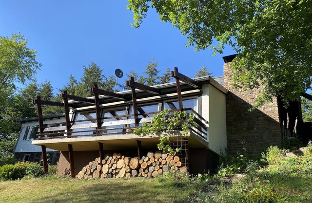 Moderna casa de vacaciones cerca del bosque