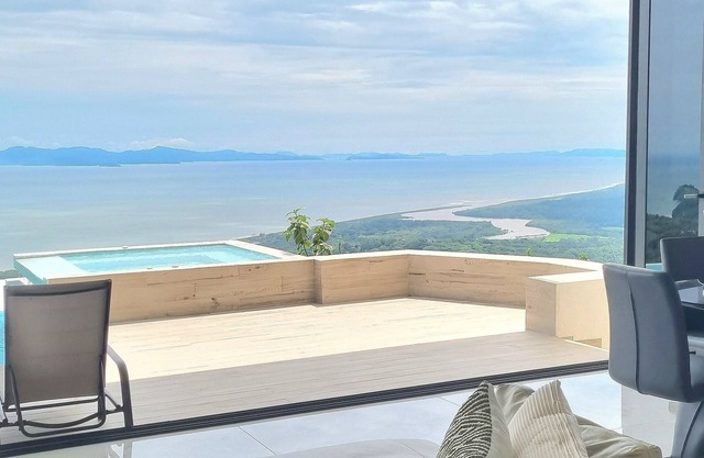 Hilltop Haven: 3 Master Suites, Ocean&Jungle Views