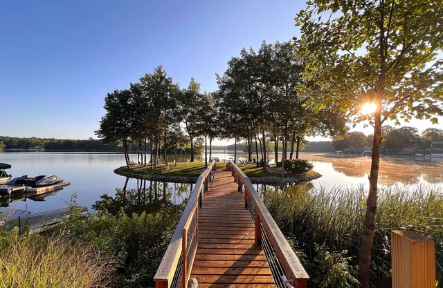 Upscale Lake House: Hot Tub, Pool Table, Pier, Kayaks, + Private Island!