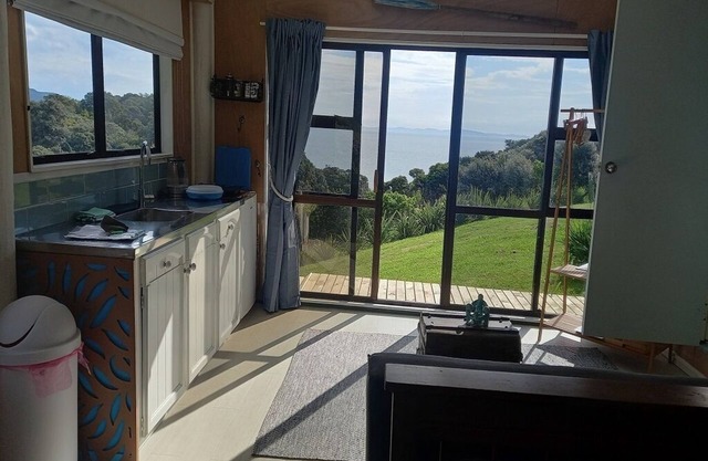 Hilltop Haven ~ Sunset views over the Hauraki Gulf