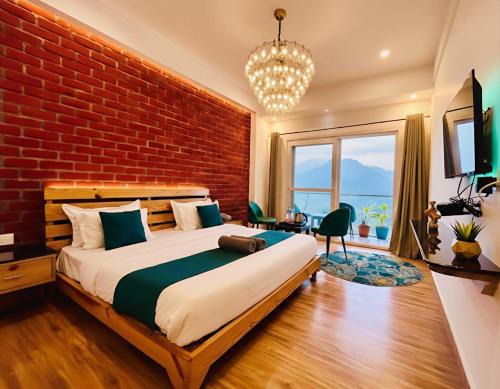Hilltop Haven With Scenic Mountain View