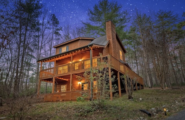Hilltop Hideaway - Summer Getaway, Nearby Lakes, Scenic Views, Porch & Fast WiFi