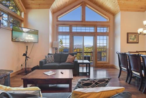 Hilltop Hideaway w Game Room & Forest Views