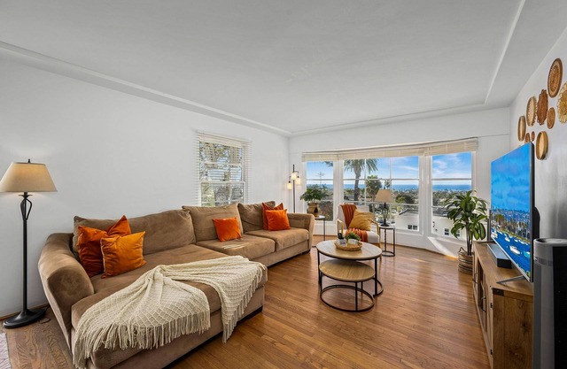 Hilltop hideaway with water view, alfresco courtyard, 1 mile to beach & OB Pier