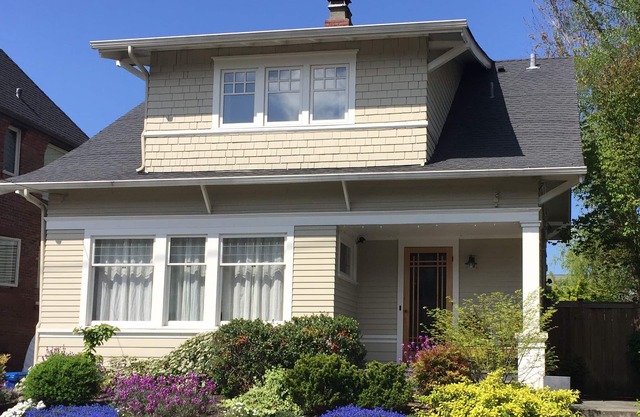 Hilltop House: Great Location, NEW Furniture!