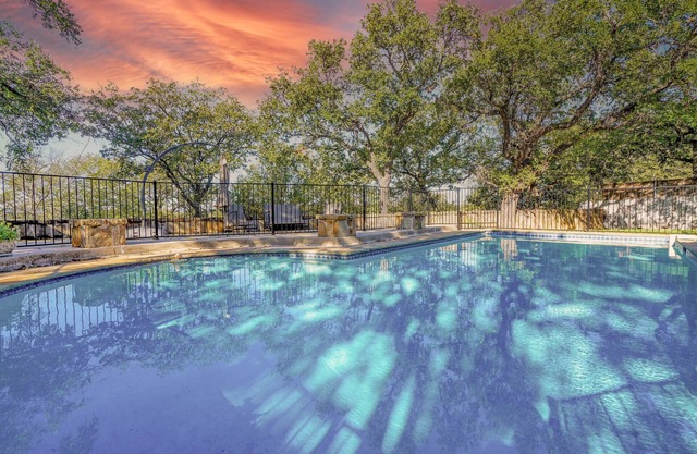 Hilltop Inn- Swimming Pool