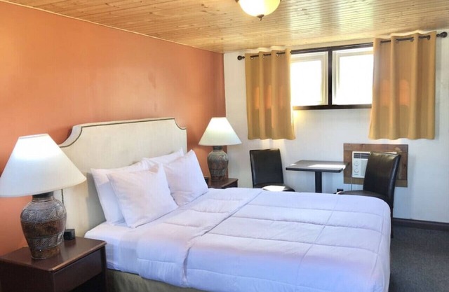 Hilltop Lodge Standard Queen - Room 105