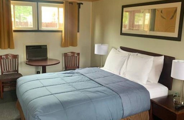 Hilltop Lodge Standard Queen - Room 104