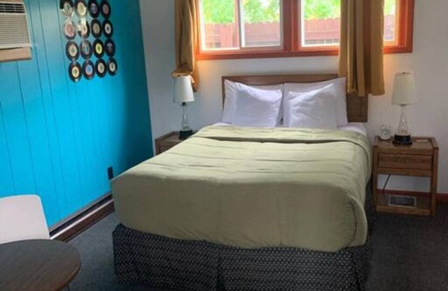 Hilltop Lodge Standard Queen - Room 101
