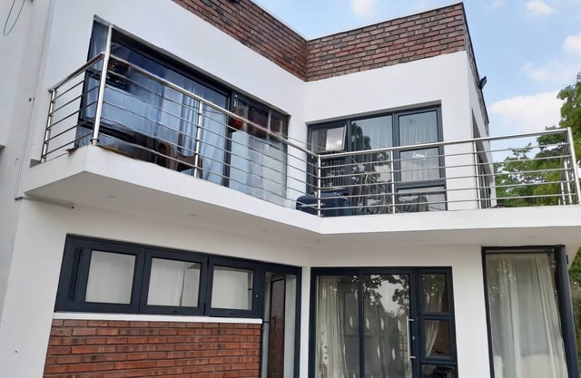 Hilltop Lux Escape 180° Panoramic City View: 24/7 Solar + Fast WiFi + Borehole