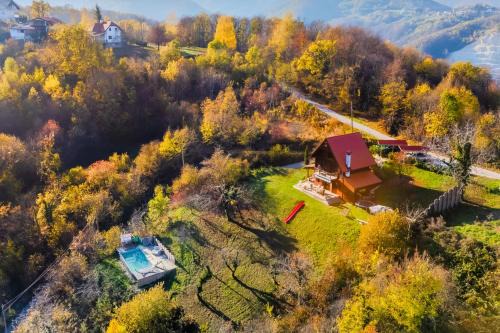 Hilltop Panorama Chalet - Happy Rentals
