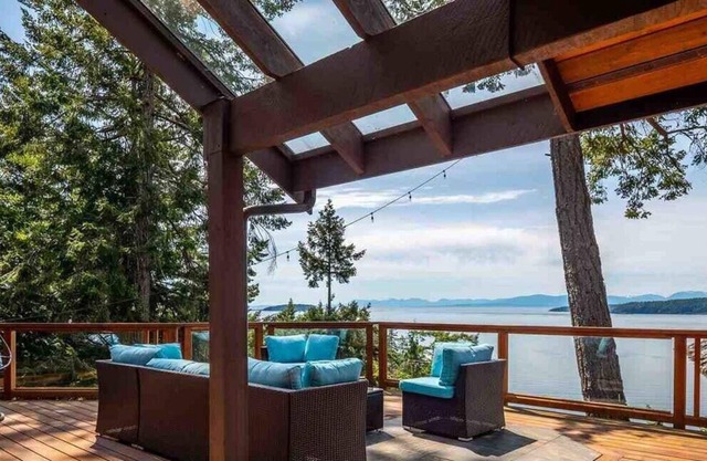Hilltop private perch in Halfmoon Bay. 45 minutes from the Langdale Ferry