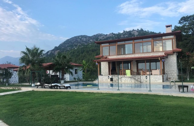 Villa privada cerrada en el bosque con increíbles vistas al mar