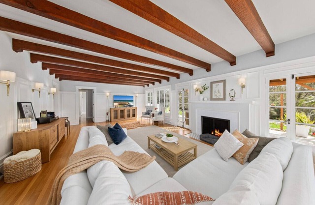 Hilltop Retreat w/Pool, Fire Pit & Room for 20
